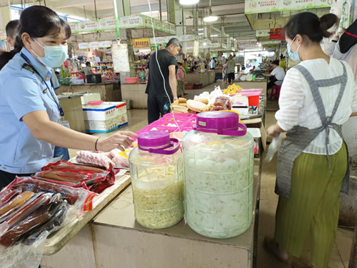 海南保亭县开展食品用塑料包装制品、盛装容器专项整治行动