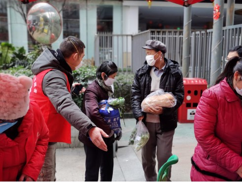 飘扬在全民战“疫”里的鲜红旗帜