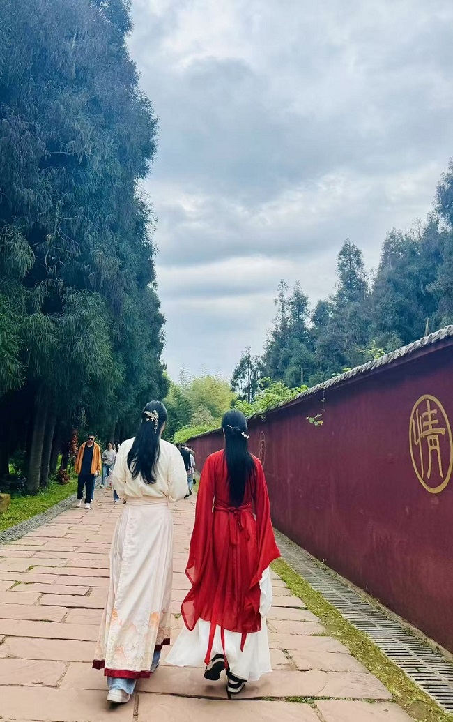 ​邛崃天台山的五一假期：趣享自然之旅，奔赴萤光之约