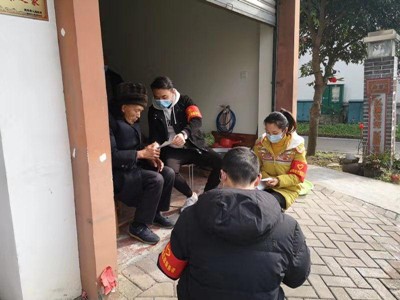 脚下有泥　心中有光　肩上有担当