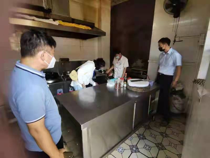 海南保亭县严攻疫情防控 再度启动“餐饮安全 你我同查”工作