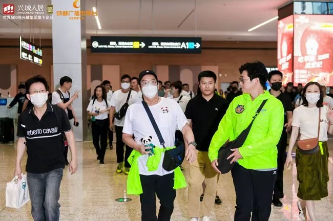 香港陈百祥等明星团队抵蓉 即将开启港蓉精彩足球赛