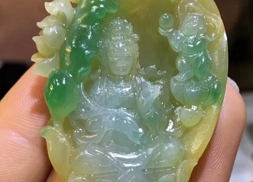 翡翠俏色巧雕人物掛件