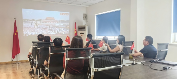 淄明律所党支部组织律师观看抗战胜利80周年阅兵，凝聚爱国力量