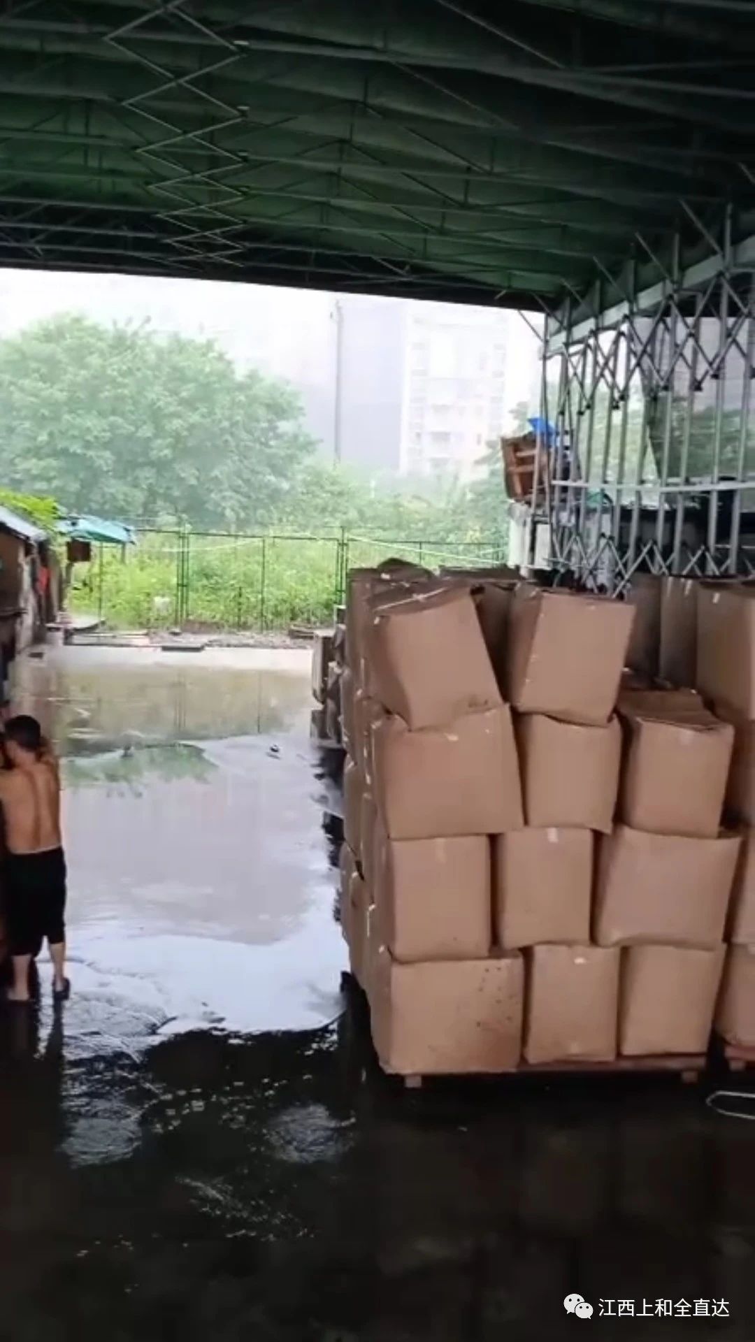 暴雨袭城之际，上和物流园速递