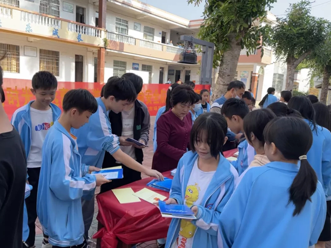 万宁市市场监督管理局开展法治进校园宣传活动