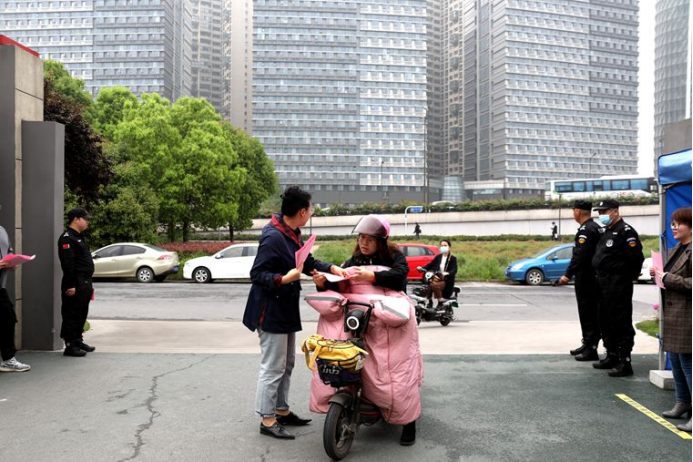 人间四月芳菲尽 书香雨发满是春