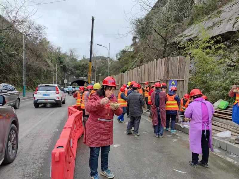 遵义马兰坝隧道口抢险救灾工作跟踪报道