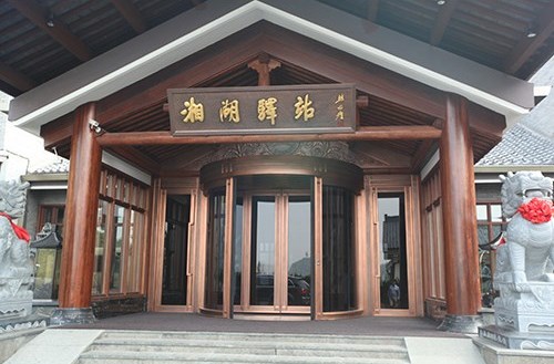 旋轉(zhuǎn)銅門制造廠