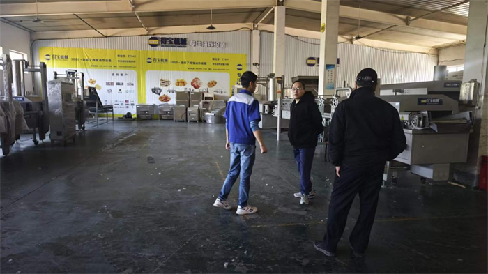 石家庄客户来得宝公司参观考察薯条油炸生产线