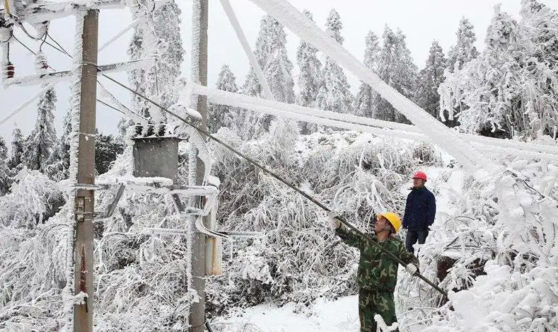 輸電線路覆冰在線監(jiān)測(cè)裝置，有效防治電網(wǎng)的覆冰災(zāi)害