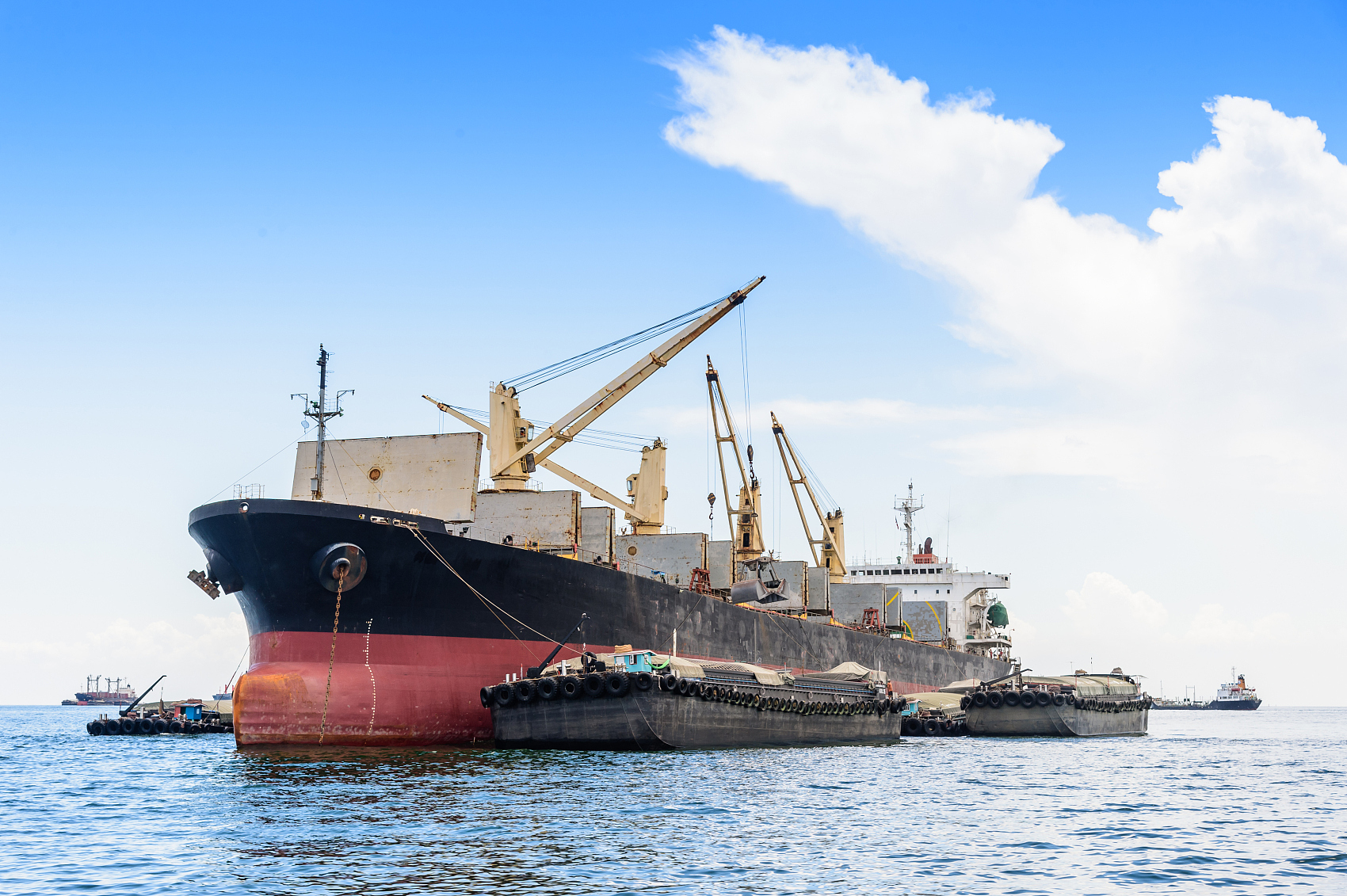 Global shipping market panics due to large-scale conflict between Iran and Iraq, with freight rates soaring by 250% in a week for some shipping routes