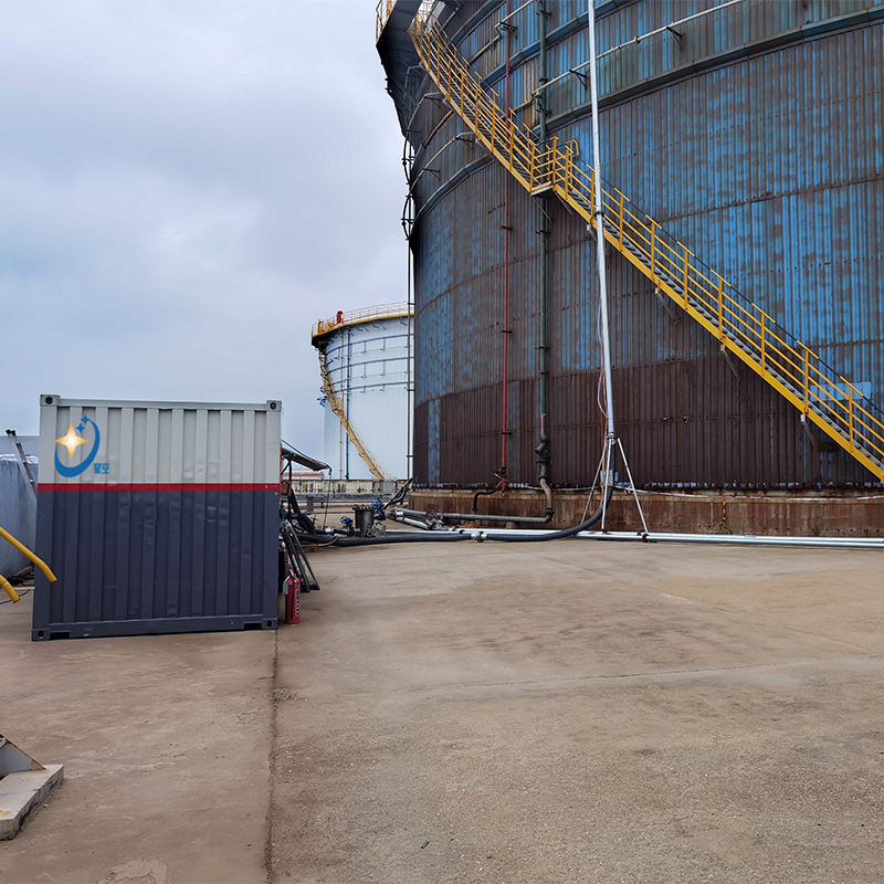 萊州東方石油化工港儲有限公司  10萬m3油罐機械清洗