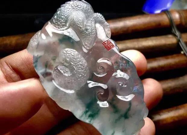 精品翡翠原石成品“云起龍驤”