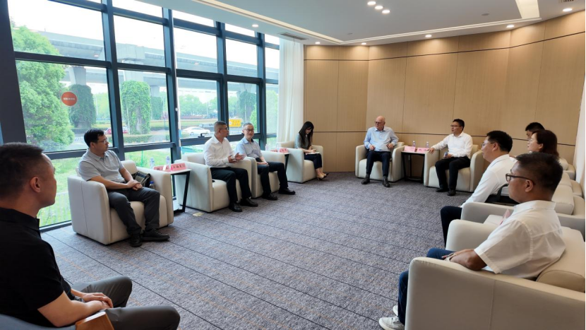 Delegation Led by Rudolf Scharping Visits Zhonglou District for Exchange and Cooperation