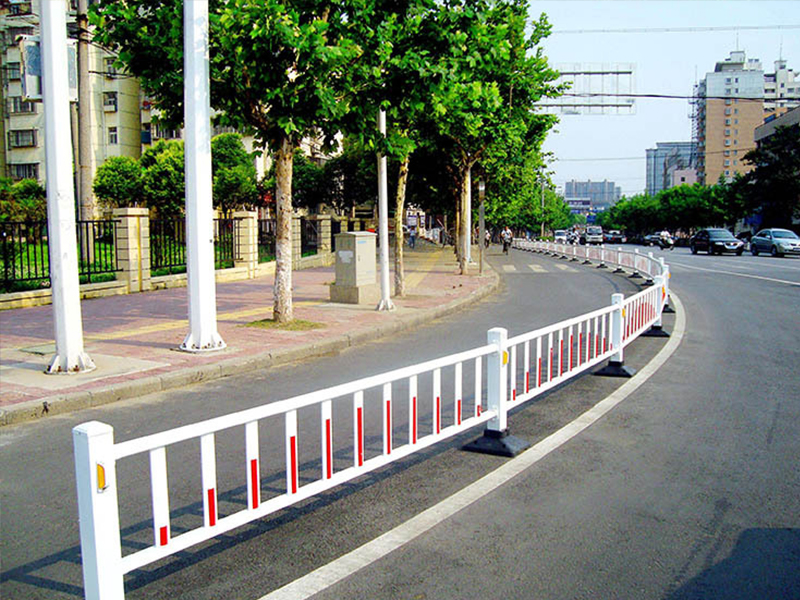 城市道路上为什么会有这么多护栏？