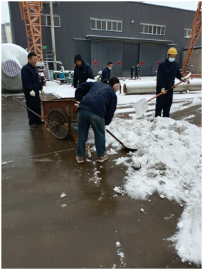 瑞雪兆丰年，正月十二石家庄迎来龙年场大雪，芸豪科技赵县工厂清理积雪现场