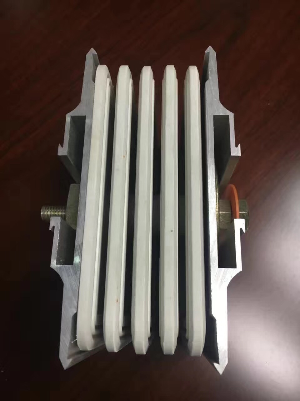 母線槽連接器