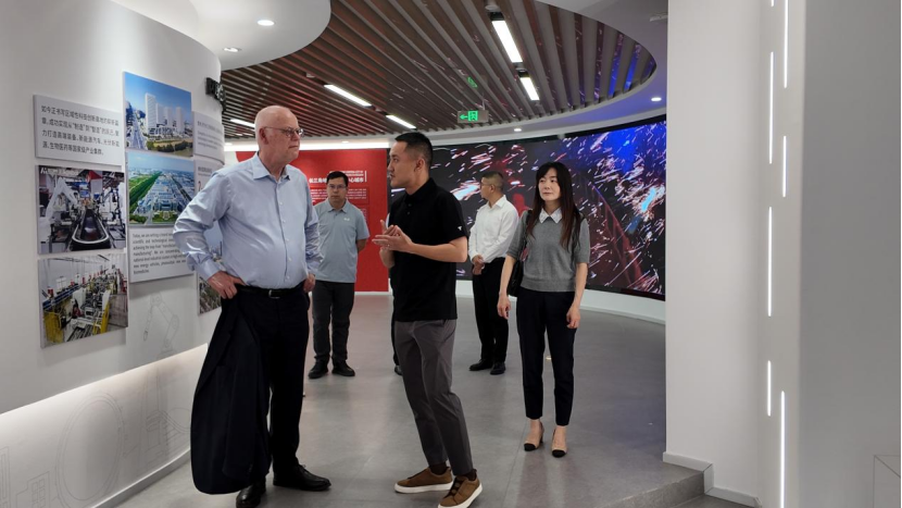 Delegation Led by Rudolf Scharping Visits Zhonglou District for Exchange and Cooperation