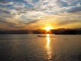 横山湖边夕阳景色