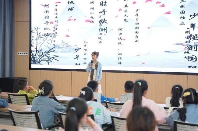 重庆市江北区图书馆举办“读书月，读给你听”青少年诗歌散文朗诵活动