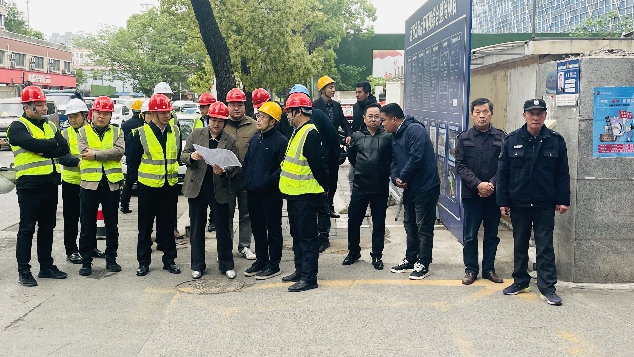 建邺区副区长孙小军一行莅临集团金洲苑小区改造项目调研