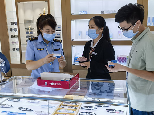 海口市市场监督管理局秀英分局开展规范装饰性彩色隐形眼镜经营行为专项整治行动