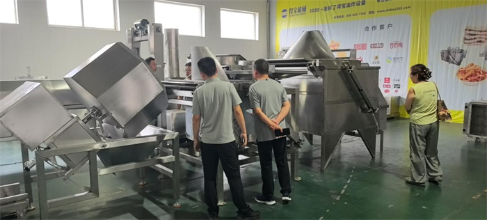 河南新乡客户来得宝公司考察油炸生产线技术工艺