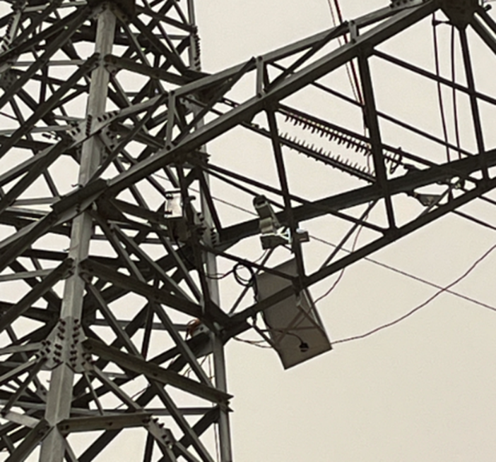 激光驅鳥器輕裝上塔，輸電線路鐵塔防鳥有意思
