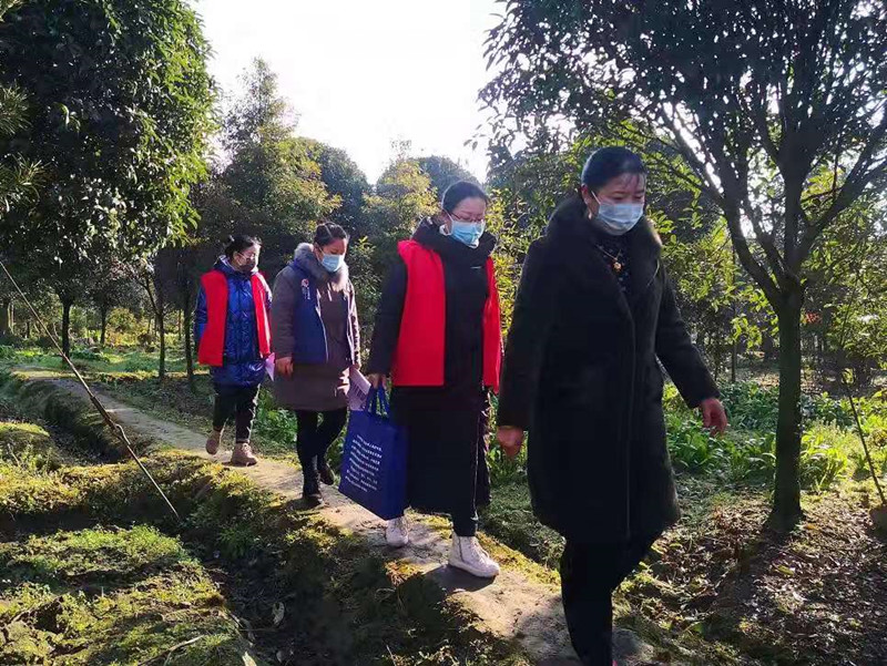 党员就应该冲在前面！向都江堰市这群防控一线的“娘子军”致敬！