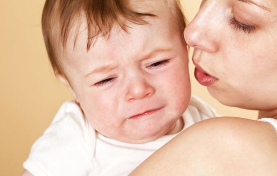 宝宝一哭就是让人抱吗？