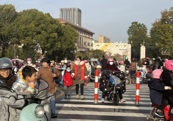 践行“雷锋精神” 站好“护学岗”