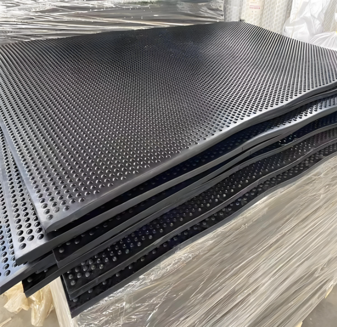 河北正龙电力为山东巨能矿山机械提供防滑橡胶垫，共筑安全基石