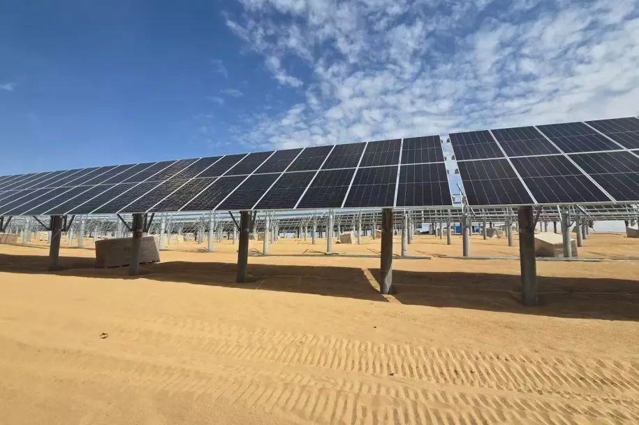 光伏治沙工程：沙漠生态治理的创新之路