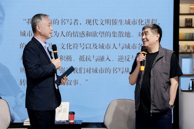 “一蓑烟雨”润双城！在锦江，听梁平聊诗歌里的城市与写作