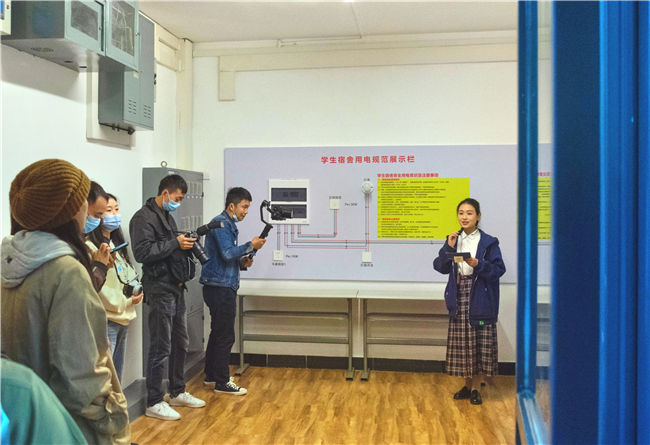 成都生态环境文化宣传媒体采风团一行走进四川国际标榜职业学院参观交流