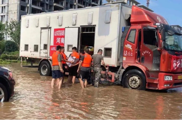 微光匯聚 風(fēng)雨同舟