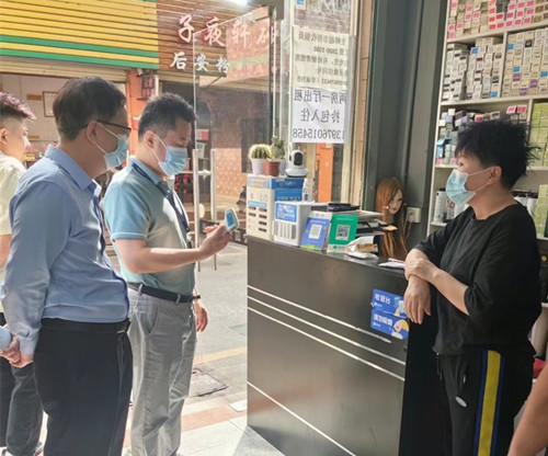 海口市市场监管局秀英分局开展“创城”、“巩文”与疫情常态化巡查工作