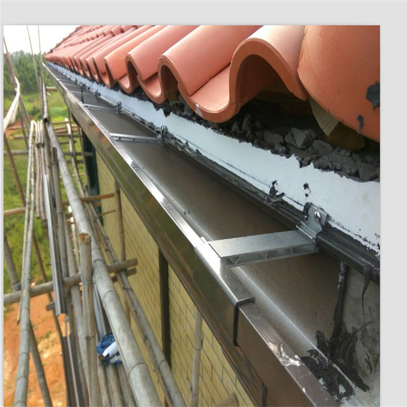 屋面坡度的造成方法和坡度大小;选择排水方式,分别排水区域;确定天沟