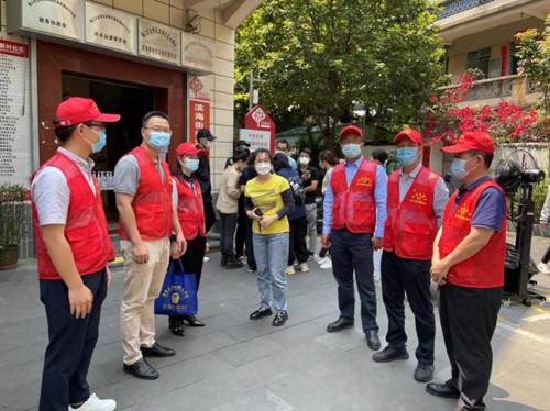 海口市市场监管局龙华分局机关二支部党员志愿者支援核酸检测一线