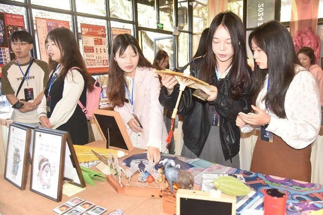 两岸高校艺术交流璀璨绽放 川台联展共筑文化新桥梁