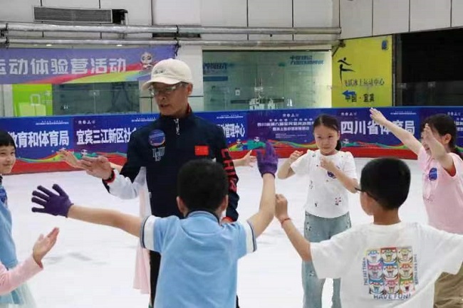 四川省第六届全民健身冰雪季活动暨冰上运动体验营活动火热开营
