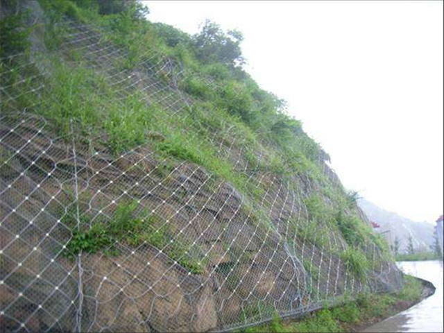 边坡防护网在山体防护上有什么优点