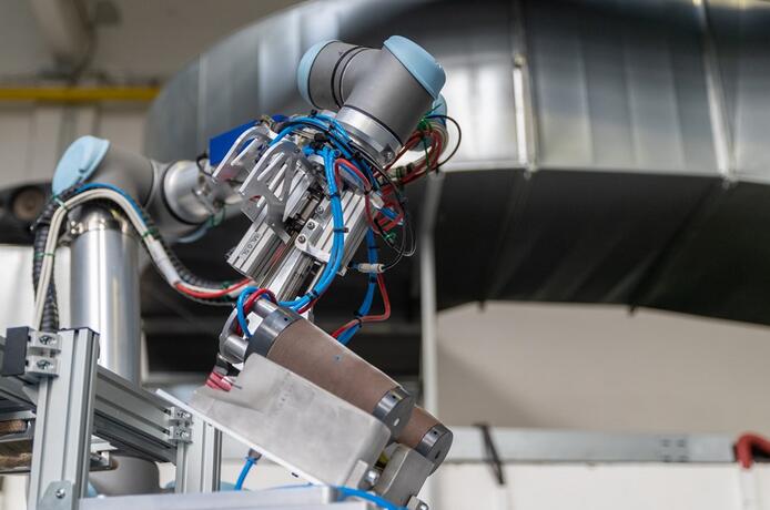 优傲机器人助力注塑模具制造商处理包装和标签任务
