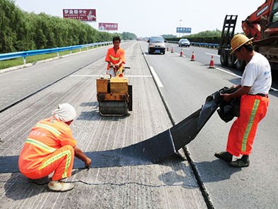 公路路面下层防裂贴项目