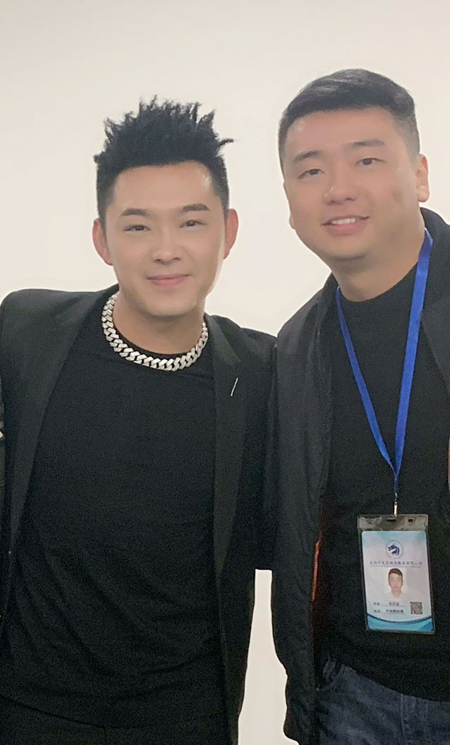 公司经理与当红歌手“老舅”董宝石合影留念