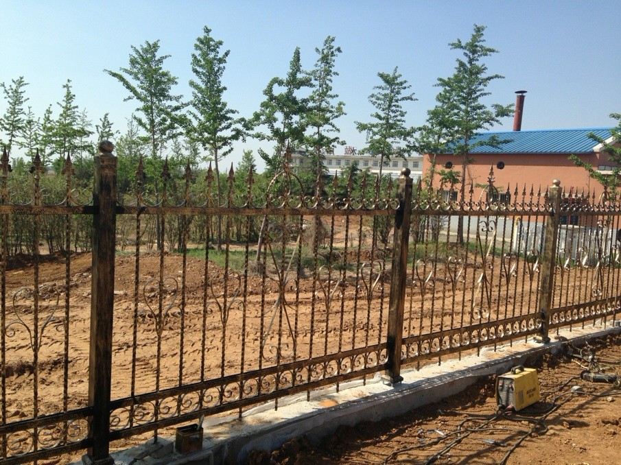 圍墻護欄用什么材質好