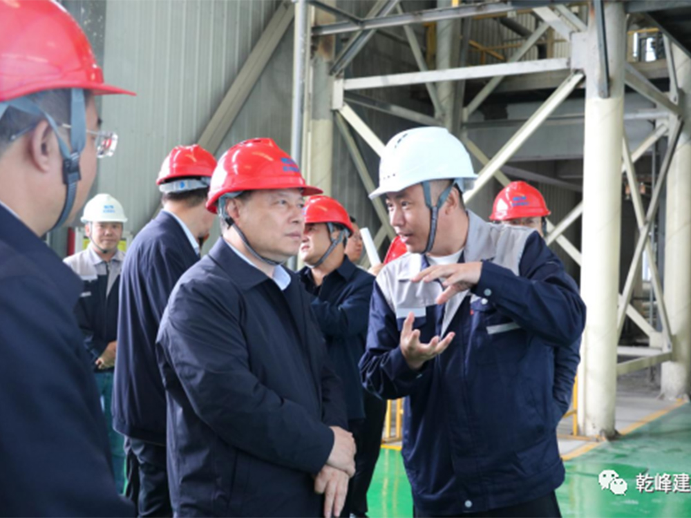市委书记隋维钧与集宁区委副书记、区长冀宏在乾峰建材深入了解生产经营状况