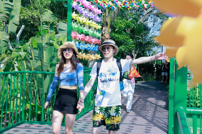 海南呀诺达景区“五一”旅游热度持续升温
