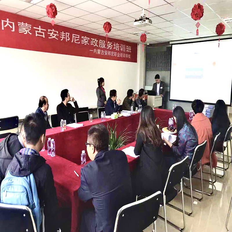包頭市就業(yè)局家服科高念平科長、高新區(qū)就業(yè)局張國貞局長、趙秀芬副局長、家服科郝振彤科長、96200信息中信侯陽經(jīng)理及專家組成員蒞臨安邦尼檢查指導(dǎo)工作